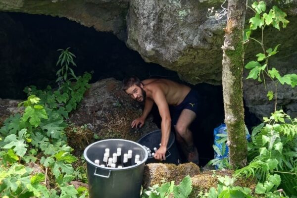 Lavagesteinshöhle unter dem Weingarten
